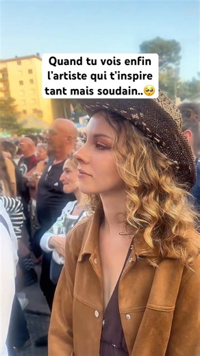 Une fan s’incruste sur scène avec ​⁠​⁠ @zaho_de_sagazan 🫢#concert #zaho #arcachon #fan #surprise