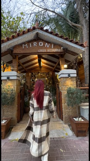 ❥ Δημητρα on Instagram: "Το φαγητό στο @mironi.gr είναι εμπειρία. 🍽️ Κάθε πιάτο έχει προσοχή στη λεπτομέρεια, ισορροπημένες γεύσεις και ποιοτικές πρώτες ύλες που φαίνονται από την πρώτη μπουκιά. Δημιουργική ελληνική κουζίνα με σύγχρονο twist, όμορφη παρουσίαση και γεύσεις που μένουν στη μνήμη. Ιδανικό για όσους αγαπούν το καλό φαγητό και τη minimal αισθητική σε έναν χώρο που αποπνέει χαλαρή πολυτέλεια. ✨"