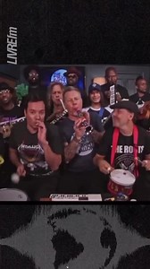 Nunca me canso desse vídeo do @metallica no programa do @jimmyfallon tocando instrumentos infantis junto com os caras do The Roots🤘❤️‍🔥 Quando a música e boa, fica boa de todos os jeitos 😅 #metallica #jimmyfallon #rock #entersandman | Mundo Livre FM