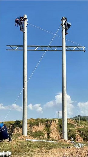 Electricity workers' full process of hoisting a cross beam by ropes in high-altitude operation!