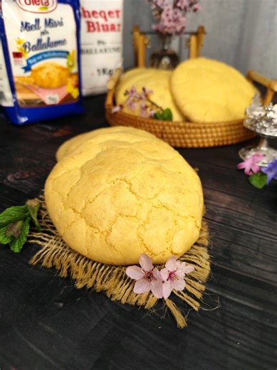 Ballakumet i përgatisni në shtëpi apo i merrni gati nga jashtë? Baji vet' ballakumet dhe aty do ndjeni aromën dhe shijen e vërtetë të tyre. Ruajeni recetën origjinale me sekretet e saj bashkë me produktet @Miell Dieta dhe suksesi i recetës është i garantuar. ✍️ Përbërësit: 500 gr gjalp (i tretur) 1 kg miell misri për ballakume @miell_dieta 1 kg sheqer pluhur për ballakume @miell_dieta 8 vezë 1 lëvozhgë veze finjë ✍️ Përgatitja: Tek përbërësit po lë masën e plotë, fiks si i bënim në familjen e ma