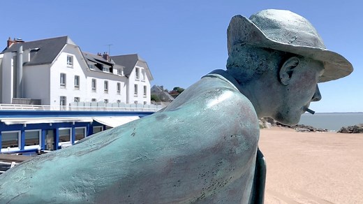 Et si ce week-end vous embarquiez pour Saint-Marc-sur-Mer ? Avec ses plages 🏖 son hôtel mytique 🛏l la célèbre statue de Monsieur Hulot 🎬 et son chemin côtier 🌅 Saint-Marc-Sur-Mer a tout pour vous plaire ! | Saint-Nazaire Renversante
