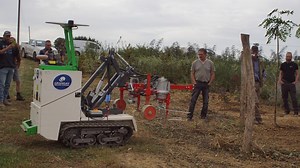 JO, le robot chenillard arrive au secours des pépiniéristes à Précy-Saint-Martin
