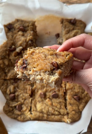 my fav banana bread recipe that is gluten free & refined sugar free, they are soooo moist and soft omg 😩 you can also add honey or maple syrup but imo they are already so sweet (disclaimer if you use almond flour, pls let them cool for a few hours in fridge before serving, otherwise almond flour makes it very mushy; it has the best texture after it cools) - 4 bananas - 2 eggs - 2 cups flour (I usually do almond flour but sometimes I’ll do half almond, half oat) - 1 tsp baking soda - chocolate c