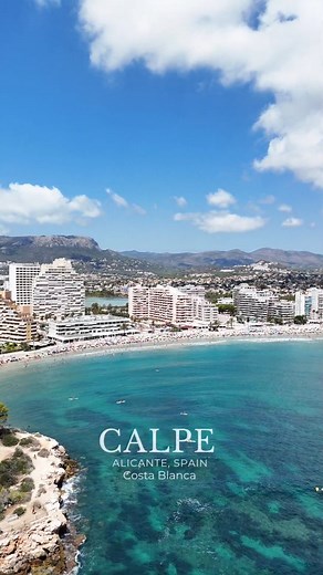 ¿Por qué Calp es el punto perfecto para descubrir la Costa Blanca? Porque está en el corazón de la costa, entre Dénia y Benidorm, con playas increíbles, naturaleza única y conexiones que te llevan en minutos a los rincones más bonitos del Mediterráneo. 🌊☀️ Aquí lo tienes todo: arena dorada, aguas cristalinas, el imponente Peñón de Ifach, rutas de senderismo, sierras y paseos con vistas de ensueño, puertos deportivos… y un calendario repleto de eventos culturales durante todo el año.Y, por supue