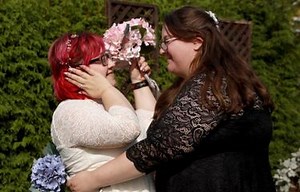 Separated by the pandemic, this cross-border couple got married at Peace Arch Park