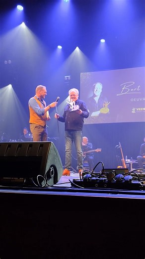 Tijdens het Veendammer Sport- en Cultuurgala ontving cabaretier Bert Visscher de Veendammer Oeuvreprijs. In zijn dankwoord grapte hij over collega’s ( Jochem Myjer & Herman van Veen ) die grote, prestigieuze oeuvreprijzen in ontvangst nemen. Daarop volgde de knipoog: “Maar ík heb hem van Veendam!” zei Visscher, tot groot vermaak van het publiek. De zaal moest hard lachen, maar tussendoor liet hij duidelijk merken dat hij de eer bijzonder waardeert. Het was een zeer leuke avond, waarbij de uitrei