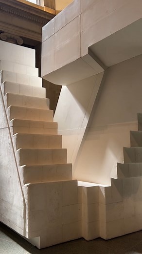 🏛️ Born in 1963, Rachel Whiteread has lived and worked for most of her life in London. Her sculptures are made using the technique of casting, with materials such as plaster, rubber, resin, concrete and metals. ‘Untitled (Stairs)’ is one of three casts of staircases Whiteread made in 2001 from a building in Bethnal Green, London. Through the process of casting, Whiteread has transformed the stairs into an abstracted geometric object. This has combined physical familiarity with a mental conundru