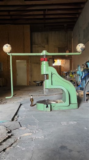 For sale, video of a fantastic vintage English flypress - a Norton #6DB (deep back). The deep back adds a ton of workspace, and this flypress is in amazing condition. Everything moves and works as it should - stop collar, armature, central screw, set screw, etc. It will generate forces as light as a feather up to 6 tons and beyond. Definitely the most requested size and pattern. For pricing info please send a message. I can ship relatively economically. Have a great Tuesday 🤙 . . . . #anvil #an