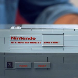 LEGO Nintendo Entertainment System ! Avec un téléviseur interactif dans le style des années 80 pour les anciens joueurs de NES ou les fans d’objets rétro ! https://lego.build/LEGO-NES | LEGO