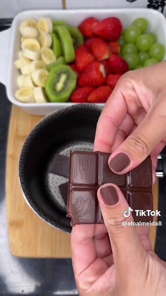 Como Fazer Fondue de Chocolate Fácil em Casa
