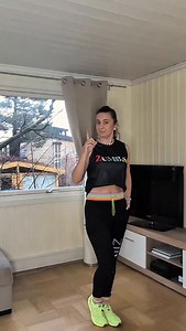 A Ty, masz problem z tym krokiem na Zumbie? Zrób tak, a stanie się on dziecinnie prosty! 🔥 Najpierw pokazuję go w zwolnionym tempie, żebyś dokładnie widział każdy element ruchu, a potem w pełnej energii — tak, jak robimy to na zajęciach Zumby. Kiedy złapiesz technikę w slow motion, pełne tempo wskoczy samo! 💃✨ Zapisz tę rolkę i ćwicz, aż Ci wyjdzie!😉 #zumba #zumbafitness #zumbalove #zumbadance #zumbapolska #dancetutorial #zumbakrokpokroku | Zumba with Sylvi-Oslo