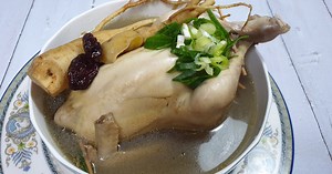 Making Samgyetang / Use this to catch chicken oil. Chobok Double