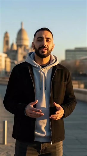 Bien avant d’être une ville du Grand Paris, Saint-Denis est l’un des lieux les plus importants de l’histoire de France. Tout commence au IIIᵉ siècle avec Denis, premier évêque de Paris, exécuté par les Romains. La légende raconte qu’après sa décapitation à Montmartre, il aurait marché plusieurs kilomètres en tenant sa tête dans ses mains avant de s’effondrer à l’endroit où naîtra la ville. Des siècles plus tard, les rois de France y font construire une immense basilique. Elle devient la nécropol