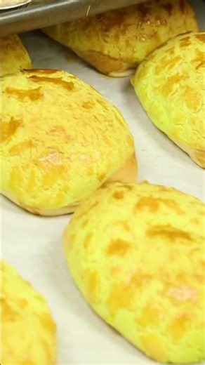 This bun only resembles a pineapple; there aren't actual #pineapples in the recipe. #Chinesetreats