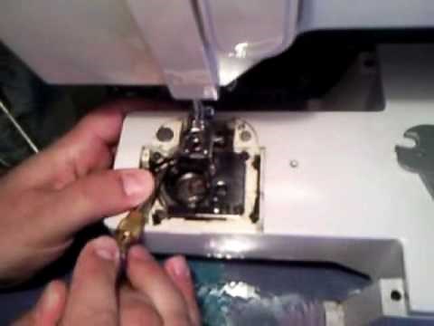Remettre le support de la canette d'une machine à coudre singer