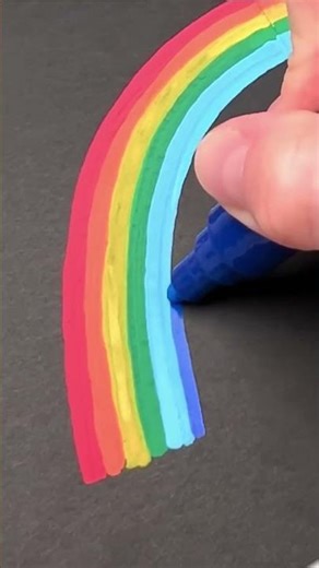 Dibujando un arcoíris sobre papel blanco y negro #art #painting #shorts