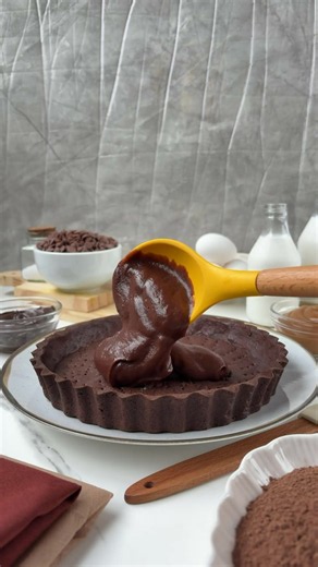 THIS CHOCOLATE AND DULCE DE LECHE TART IS ON ANOTHER LEVEL!