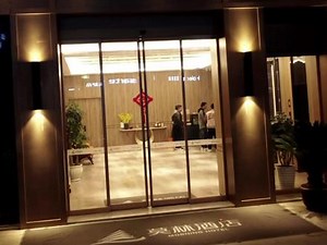 安歇于小镇一处绝佳之地 ，一处融入了当代东方审美之地。@莫林酒店（鄱阳体育中心店） MORNING·HOTEL ｜依山傍水，得鄱阳湖滋润，饱汲天地之精瑞。#打卡你的心动门店 #沉浸式住酒店 这酒店美得不真实