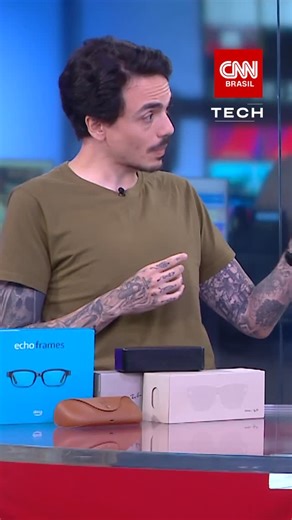 CNN Brasil on Instagram: "NOVA TECNOLOGIA PODE SUBSTITUIR O CELULAR? Os óculos inteligentes permitem realizar diversas ações sem o uso das mãos, como tirar fotos, obter direções, atender chamadas e visualizar informações sobrepostas à realidade. Mas, apesar dos avanços, esses dispositivos ainda estão longe de substituir completamente os smartphones. Durante apresentação no CNN Tech, Adriano Ponte, parceiro do Canaltech, demonstrou o funcionamento do Meta Display, uma evolução dos óculos Ray-Ban 