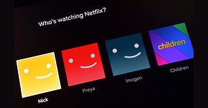 Împarți contul de Netflix cu rudele sau prietenii? Compania vrea să taxeze extra pentru fiecare utilizator în parte