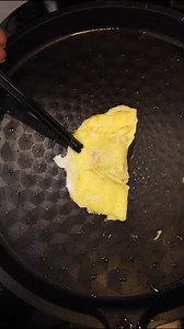 Favored dishes of Spring Festival: Egg Dumplings. #SpringFestival | China Xinhua News