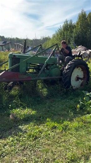 Old Tractor Comes Back to Life! 🚜🔥 #farming#tractor#oldtractor#johndeere#rurallife#viral