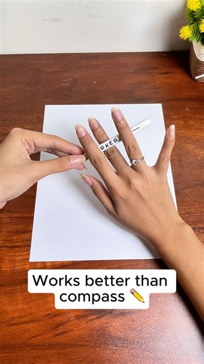 This trick makes perfect circles ridiculously easy 💡 This original video was produced by Network Media and Hannah Gold. | Creative Crafting