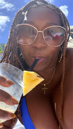 bevy smith on Instagram: "I stopped drinking alcohol a year ago but I didn’t let yall know because I didn’t want a whole lot of outside interference & noise! I’ve only just started talking about it publicly & my good sister @tamronhall “outed” me on her national tv @tamronhallshow as a non-drinker 😂! Now I know that I’m supposed to tell you all the ways my life has changed for the better & how I don’t miss drinking & that would be a lie! I miss drinking every day, BUT, if I have to choose betwe