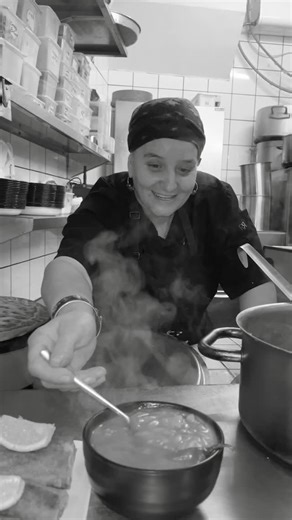 Nna Nora on Instagram: "Les TUTOS de Nna Nora - Chorba #1 Évidemment il y a pleins de manières de la faire, ce n’est pas une « science exacte » mais le partage de MA recette perso de la chorba que j’aime faire 😇 Par exemple : Quand on mélange l’agneau et le poulet ça donne un goût formidable ! Autre petite touche personnelle que je conseille : mettre des clous de girofle 😊 Et vous, comment vous la faite ? —— Pour apprendre avec moi les recettes populaires de la gastronomie algérienne, retrouve