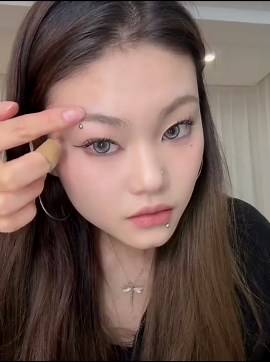 Afraid of pain from piercing? Try fake eyebrow studs! Sweet coolness directly maxed out