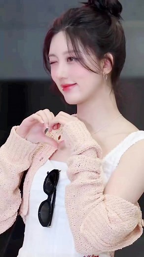 She is the queen of winks #아이브 #ive #디스패치 #dispatch #dipe #공항패션 #kpop #fashion