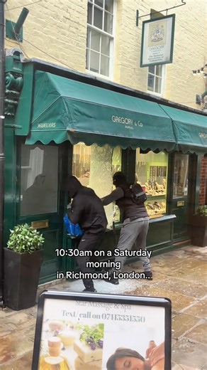 A jewellery robbery in Richmond London this morning | London & UK Street News