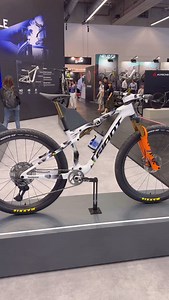 The Anthem 👀 Some close ups of @alanhatherly @giantbicycles prototype Anthem on display at Eurobike | Pinkbike