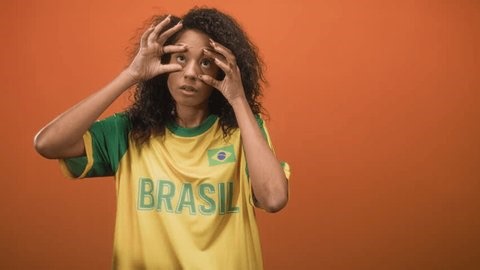 clip-4047273073-woman-curly-hair-frames-eye-fingers-while