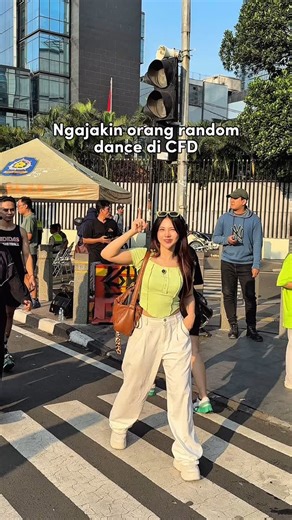 Natya Shina on Instagram: "Gini ya rasanya ditolak 😭 tp gpp soalnya CFD kali ini seru & beda dari biasanya 😆 kapan lagi bisa ikutan parade serame ini, maen ke booth laurier trus dapet freebies, dan ikutan challenge #10JamNeverBau di tengah jalan + diliatin orang2?! Kalian jg bisa ikutan biar bisa dapetin iphone & hadiah2 menarik lainnya kaya Tumblr Owala, Totebag Export, dan saldo E-wallet! Info selengkapnya cek di @laurierid #10JamNeverBauParade"