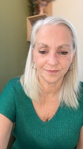 OVERVOEDEN BIJ BORSTVOEDING? Ja dat kan. Soms kan het geburen dat een baby in een vicieuze cirkel terecht komt en meer melk binnenkrijgt dan hij nodig heeft en/of comfortabel voor hem is. Vaak zie je dit gebeuren als een moeder heel veel melk heeft en ze standaard twee borsten per keer aanbiedt, omdat ze dit zo geleerd heeft. Maar voor sommige baby’s is dit echt te veel. Ze groeien dan hard (> 250 gram per week), zijn oncomfortabel, hebben veel last van krampen, vaak schuimende ontlasting en wil