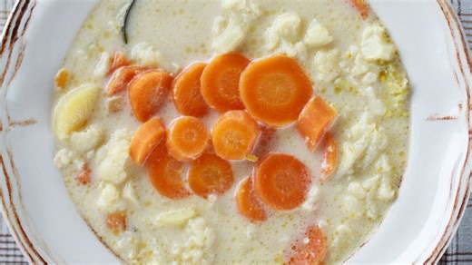 Tartalmas, tejszínes karfiolleves: sok zöldség gazdagítja