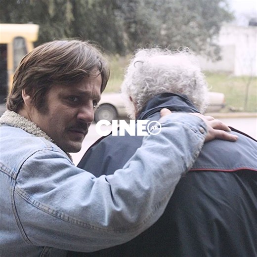 "Camino a La Paz", una película de Francisco Varone, protagonizada por @delaserna_rodrigo, Ernesto Suárez y @elisacarricajo. ⭐️🎬Mirala en CINE.AR📺 el miércoles a las 20HS 👉 Disponible en CINE.AR PLAY ▶️la plataforma del cine nacional 🇦🇷 Sebastián, un treintañero desempleado, termina fruto de la casualidad trabajando de remisero. En sus viajes, conoce a Muslim, un anciano musulmán muy poco amigable y de delicada salud. Muslim necesita hacer un viaje urgente y a cambio de mucho dinero le prop