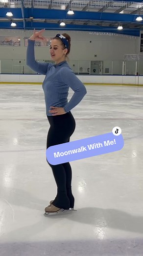 The Moonwalk on ice is such a cool trick! I hope you all enjoy this little tutorial- full versions always up on YouTube. . . #tiktok_collaboration #figureskatingcoach #moonwalk #skatingtips