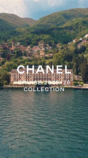 Marie Claire Arabia revisits the dreamy world of the CHANEL Cruise 2025/26 show on the shores of Lake Como. A collection where resort elegance meets la dolce vita, blending soft summer silhouettes with glamorous evening allure. Now available in CHANEL boutiques, this collection invites you to step into its cinematic spirit! تسترجع ماري كلير العربية عالم الأحلام الذي قدمته CHANEL في عرض Cruise 2025/26 على ضفاف بحيرة كومو. حيث مزجت المجموعة أناقة العطلات بأسلوب الحياة المترفة، فتناغمت التصاميم الص