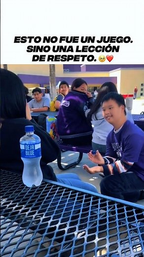 Un chico se levantó frente a todos y le propuso a una compañera salir a bailar.