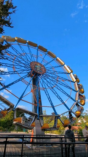 Could you handle this? #huss #enterprise #thrillridechallenge #thrillride #thethemeparkcompany #avonturenpark #avonturenparkhellendoorn #hellendoorn #themepark #instareel #reelinsta #freizeitpark #pretpark #zinderendezomeravonden #teampixel | The Themepark Company