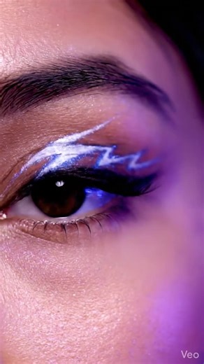 Lightning eye liner tutorial ⚡🔥✨ #eyeliner #makeuphacks #makeup #asmr #eyemakeuptutorial