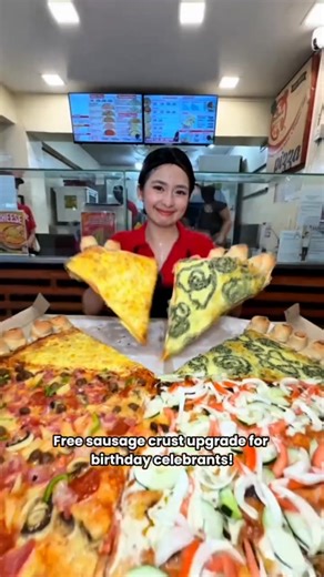 Kala mo nasa VLOG ka ha. 🤔🤔 Looking for food that steals the spotlight on your table? From big events and celebrations to simple gatherings, make it unforgettable with Brothers’ Pizza Hauz 28-Inch Tribe Size Pizza 🍕🔥 Big size. Big flavors. Bigger smiles. ✅ Starts at ₱849 (1 flavor: Ham & Cheese) ✅ 60 slices (square cut—perfect for sharing!) ✅ Good for up to 20 persons ✅ Choose up to 6 flavors ✅ FREE drinks on selected flavor sets ✅ FREE sausage crust upgrade for birthday celebrants 🎉 Big mo