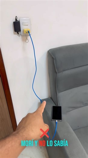 Consejos Increíbles on Instagram: "Convierte tu TV vieja en Smart TV: El secreto del cable USB! #TrucoTecnológico #SmartTV #TipsElectrónicos #HackDeDispositivos #TecnologíaFácil"