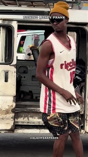 Hilarious Money Prank with Market Sellers