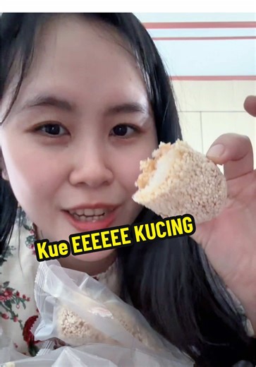 Kue eeekucing tapi enak banget ini, enggak Kemanisan garing di dalam wangi Wijen dari luar#l Plus udah ada karamelnya juga#kue