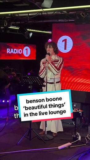 @Benson performing ‘beautiful things’ in the #livelounge ❤️‍🔥 #bensonboone #beautifulthings #benson #beautifulthingsbensonboone