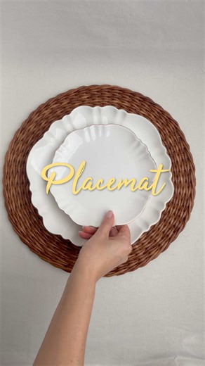 Ever tried knitting a sweater or scarf? 🧣 Even if you haven’t, you’ve probably admired those cozy patterns—the way they flow is just so satisfying! I feel the same. That’s why I made a woven placemat using a stockinette-inspired pattern. Paper vine is so flexible, it lets you create detailed designs with a smooth finish and no rough edges. Thinking about trying something like this but not sure where to start? Head to my website for supplies and free step-by-step tutorials. It’s easier than you 